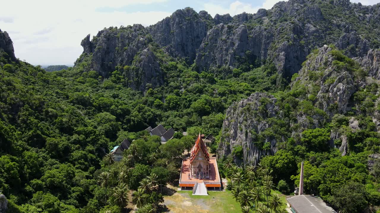 imágenes aéreas desde una gran altura hacia este templo budista en medio de montañas de piedra caliza y un bosque