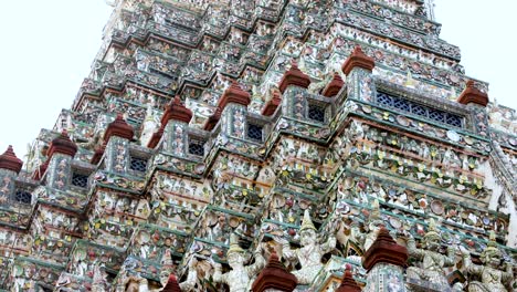 vista detallada de la pagoda ornamentada de wat arun