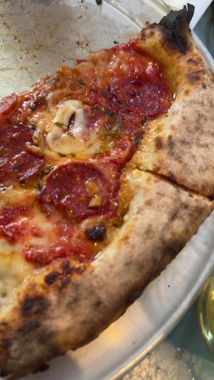 Deliziose fette di pizza ai peperoni su un vassoio di metallo