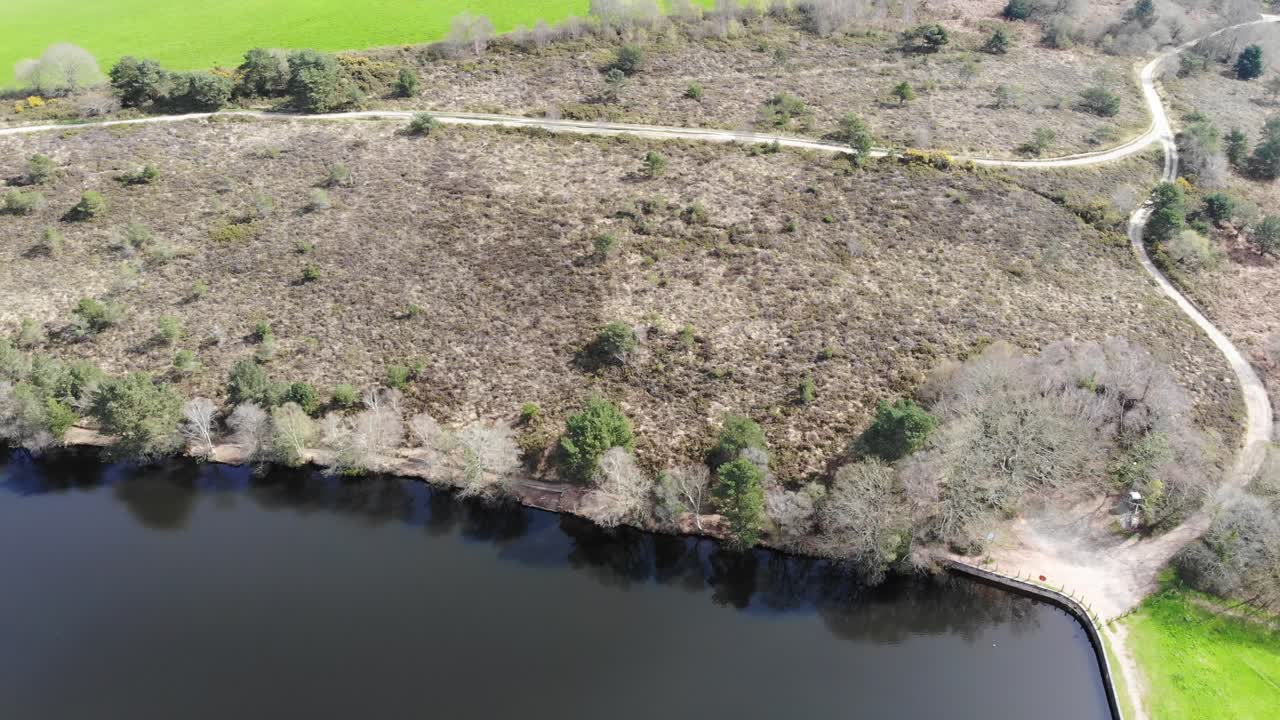 tomada aérea al revés que muestra el páramo y el embalse de squabmoor woodbury devon inglaterra en un hermoso día de verano