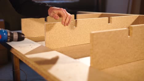 ensamblaje de muebles o estantes de madera