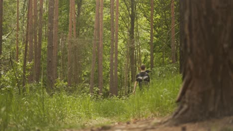 Camarógrafo-Masculino-Filmando-Con-Gimbal,-Paisaje-De-Filmación-De-Video-De-Naturaleza-De-Bosque-Al-Aire-Libre