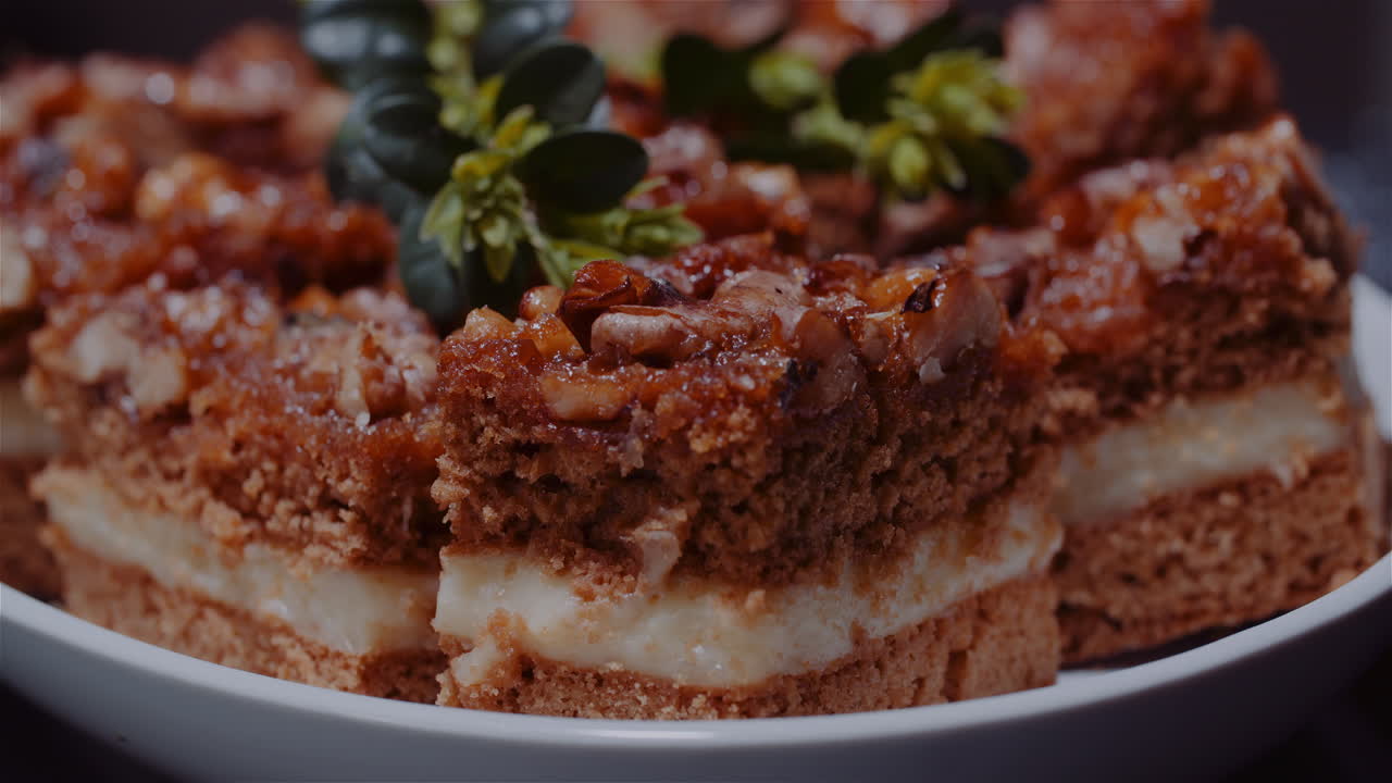 pastel de nuez tradicional en plato giratorio 5