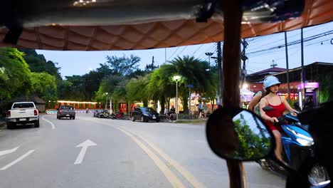 viaje en tuk-tuk por las bulliciosas calles de krabi