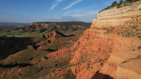 Vista-De-Vuelo-De-Drones-Hacia-Adelante-De-Un-Cañón-De-Postre-Rojo-En-Teruel,-España