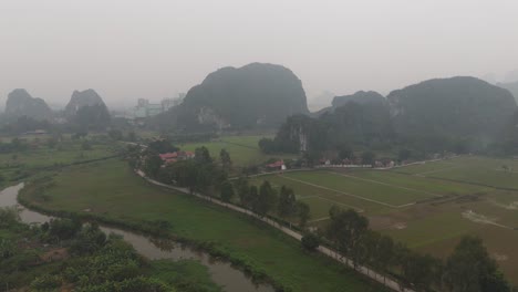 Imágenes-Aéreas-De-Drones-De-Colinas-Y-Casas-De-Vietnam