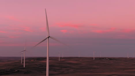 Luftaufnahmen-Eines-Windparks-In-Der-Nähe-Von-Calhan-In-Colorado-Bei-Sonnenuntergang