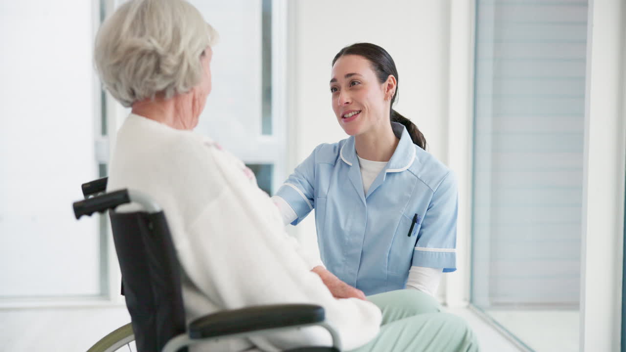 médico, silla de ruedas y una enfermera hablando con