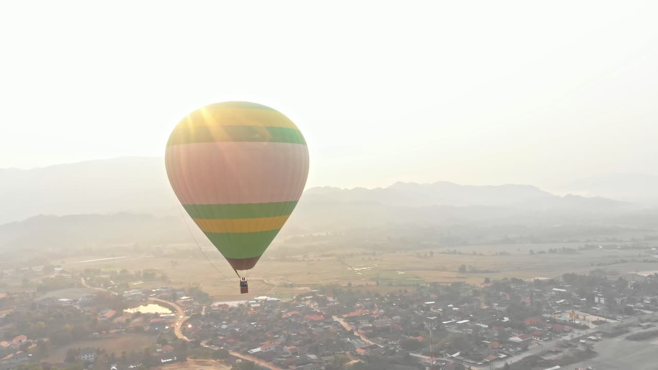 Plano detalhe aéreo de balão de ar quente em Vang Vieng, Laos, com o nascer do sol.