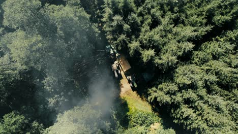 Equipo-De-Deforestación-Y-Tractor-En-Un-Bosque,-Vista-Aérea.