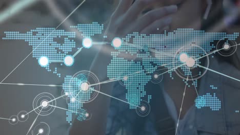 animación de la red de conexiones con el mapa del mundo sobre la mujer biracial usando teléfono inteligente