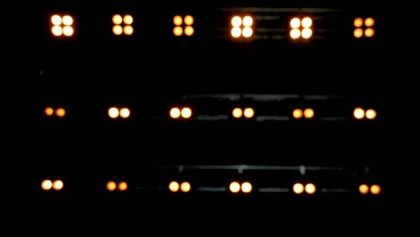 fondo borroso de luces amarillas. luces en el escenario negro.