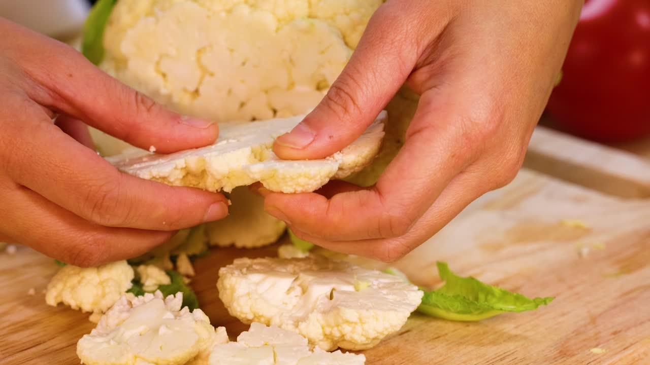 손으로 꽃고추를 작은 조각으로 는 것