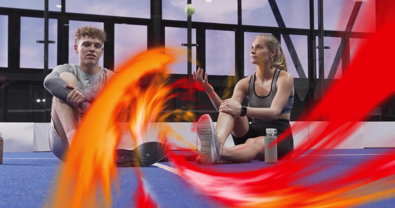 Mavi zemindeki fitness ortakları, yeşil topu alıp baldır masajı yaparken, alev katmanı etrafı sarıyor.
