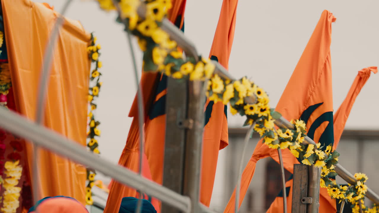 Bandiere religiose Sikh indiane sventolano durante il festival culturale