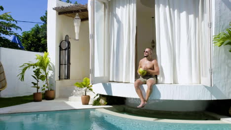 hombre en el jardín