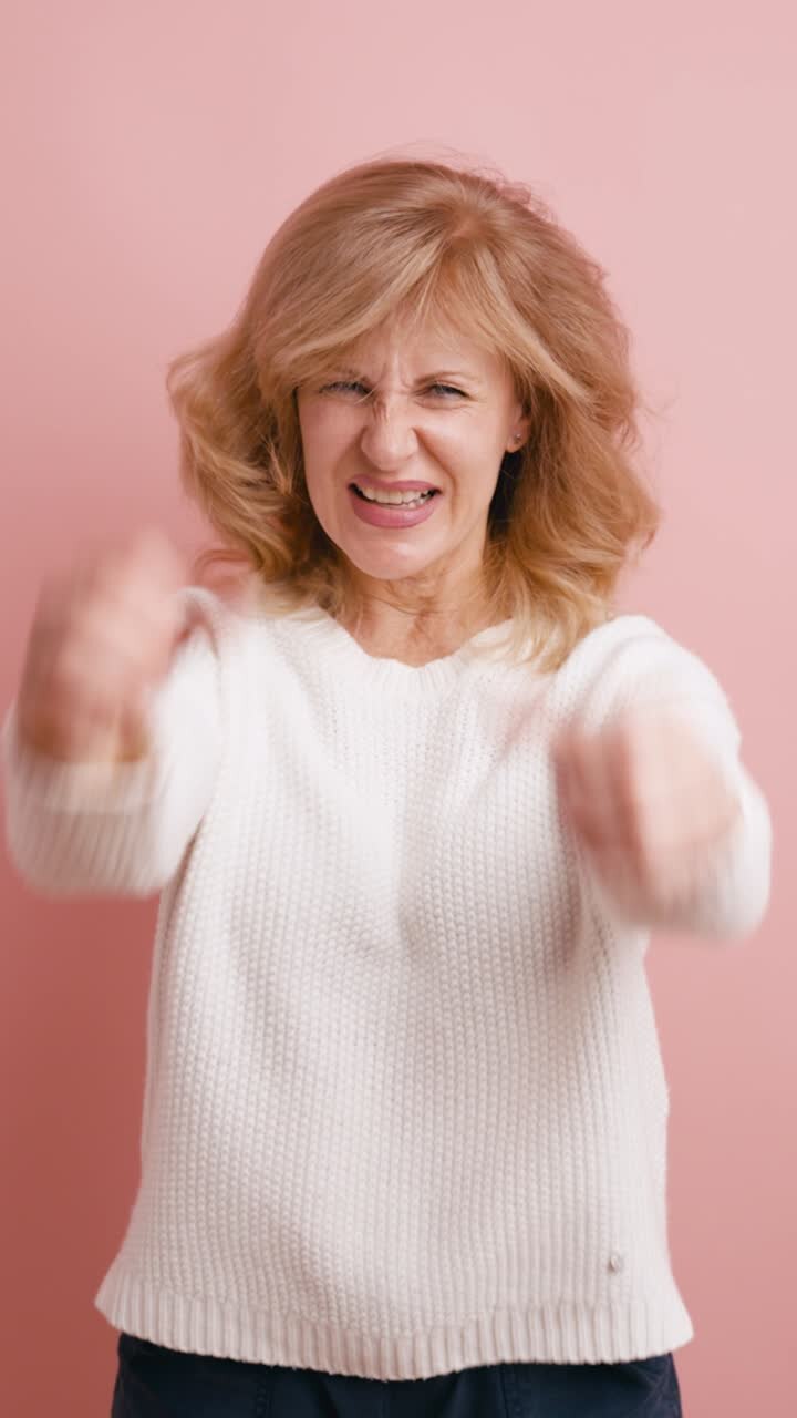 Donna bionda frustrata che esprime rabbia e disgusto