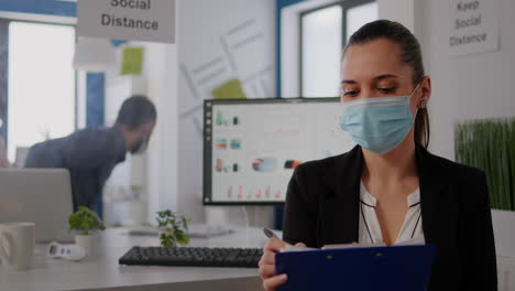 pov del empresario hablando con el equipo mientras escribe información comercial
