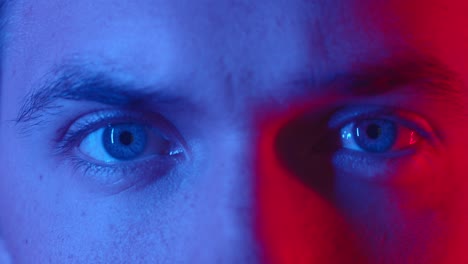 un par de ojos de hombre parpadeando en la cámara