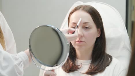 mujer preparándose para un procedimiento de cosmetología en una clínica de belleza