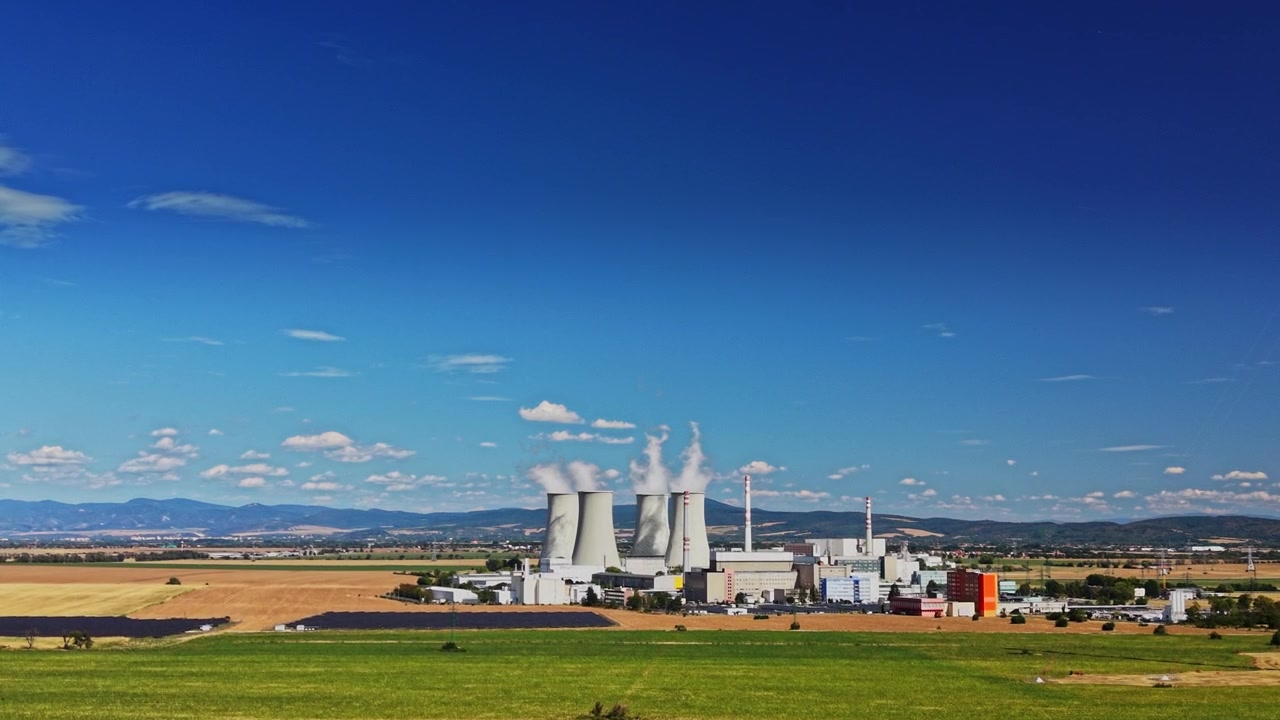 Centrale nucleare in funzione con torri di raffreddamento e vapore alla luce del sole