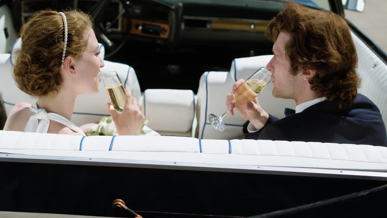 파란색 컨버터블 차에 있는 결혼한 커플