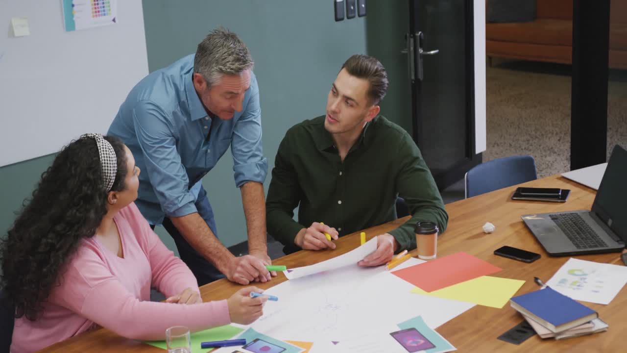 diversas personas de negocios felices discutiendo el trabajo durante una reunión en la oficina