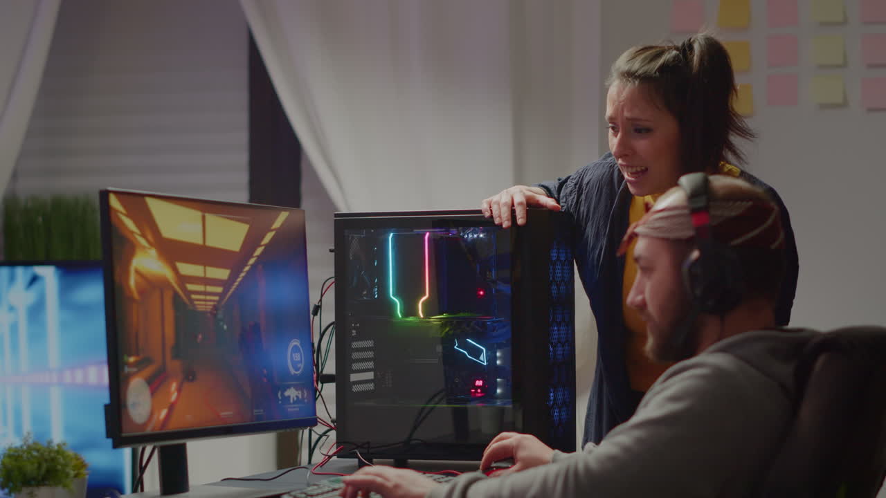 pareja de jugadores emocionados ganando el juego de disparos en primera persona en línea