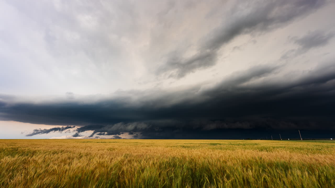 Truende vejr - mørke stormskyer ruller hen over himlen