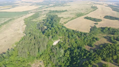 Se-Acerca-Un-Dron-Y-Orbita-Lentamente-Alrededor-De-La-Entrada-Del-Arco-Natural-De-Una-Cueva,-Más-Comúnmente-Llamado-Puente-De-Los-Dioses,-Ubicado-Cerca-De-Vratsa-En-Bulgaria.