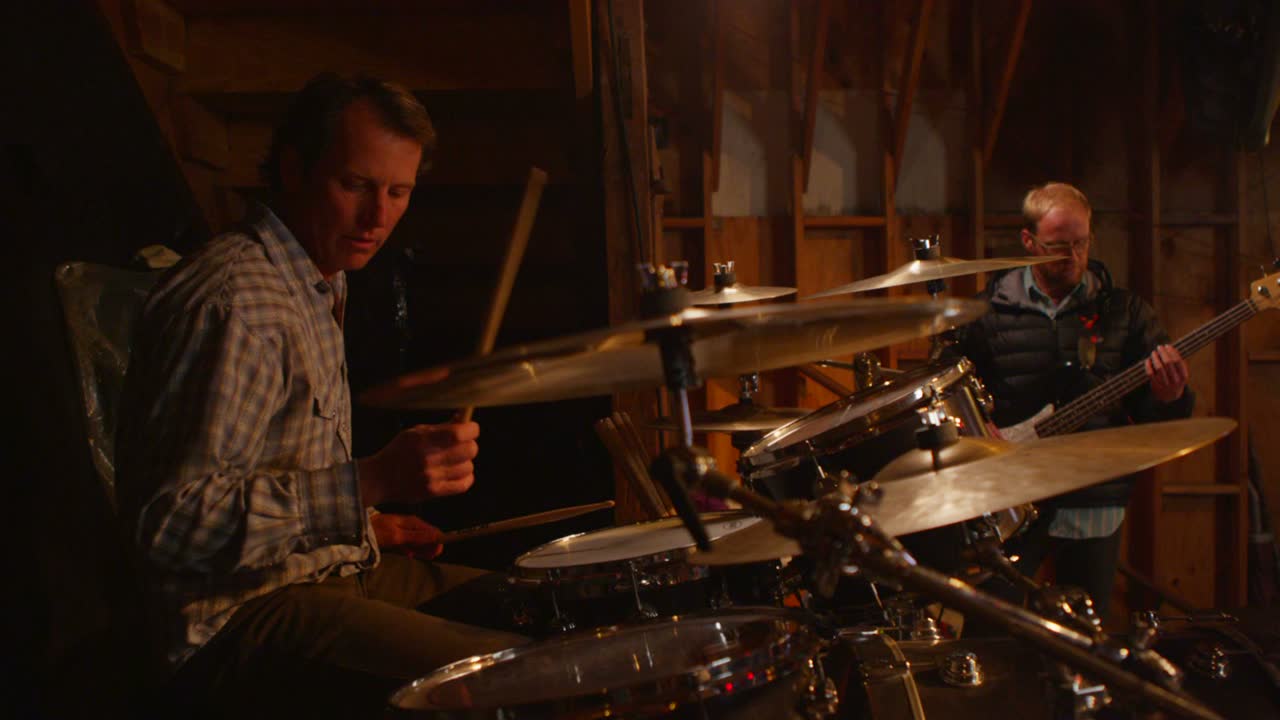 la cámara viaja alrededor de un baterista mientras toca