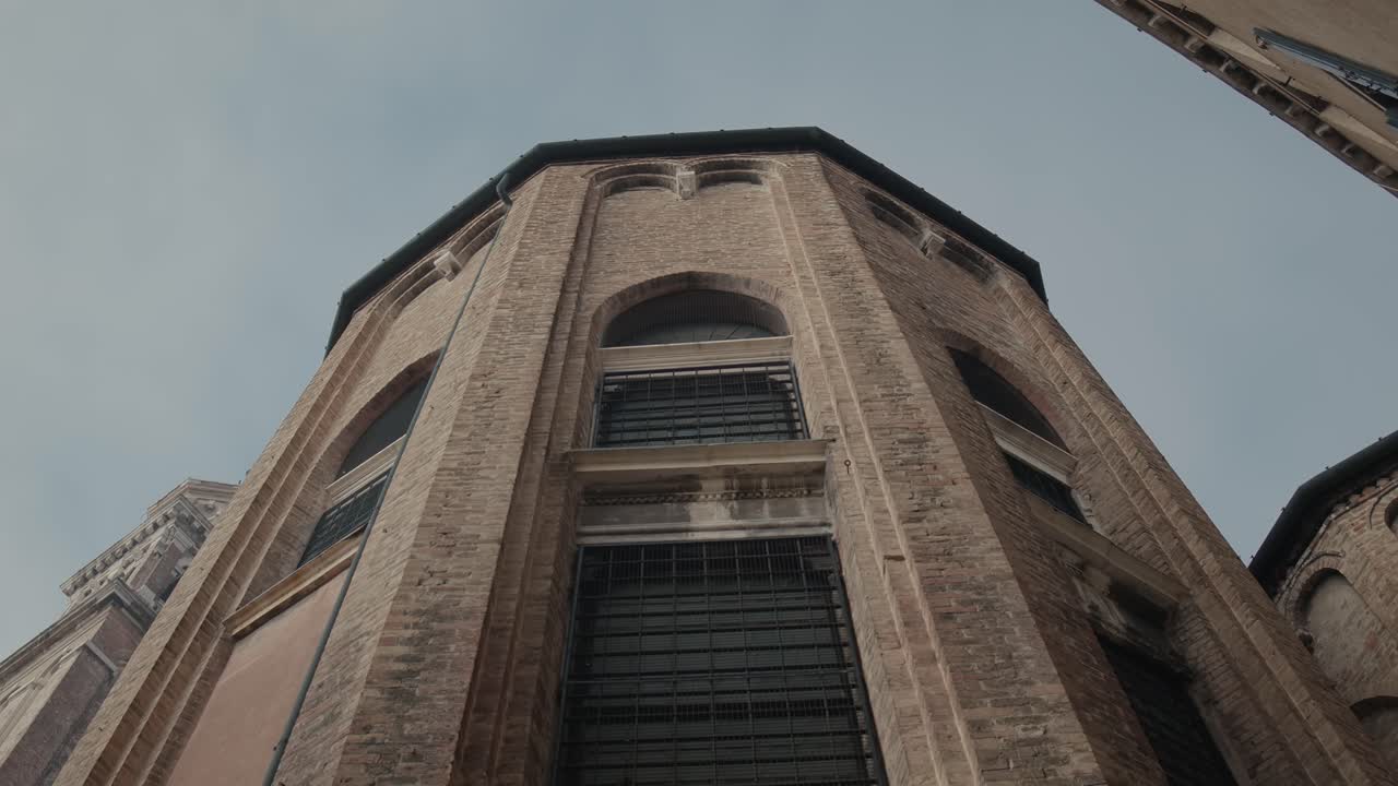 vista hacia arriba de la fachada de una iglesia veneciana, italia