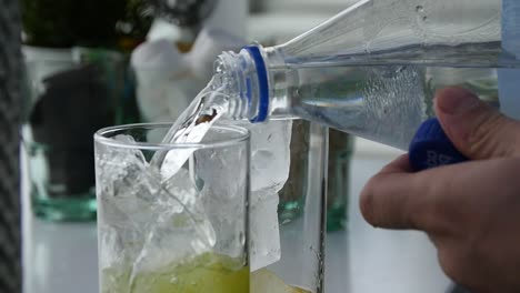 verter agua en vasos con hielo