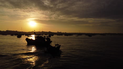 Fishermen-heading-out-early-morning-for-fishing,-Vietnam