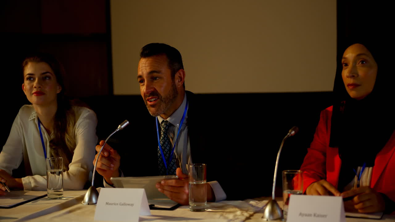 un hombre de negocios caucásico maduro habla en un seminario de negocios en el auditorio 4k.