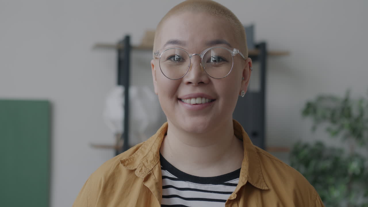 Mujer sonriente con gafas