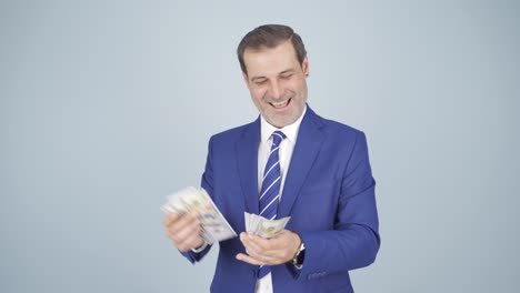 un hombre de negocios rico contando dinero.