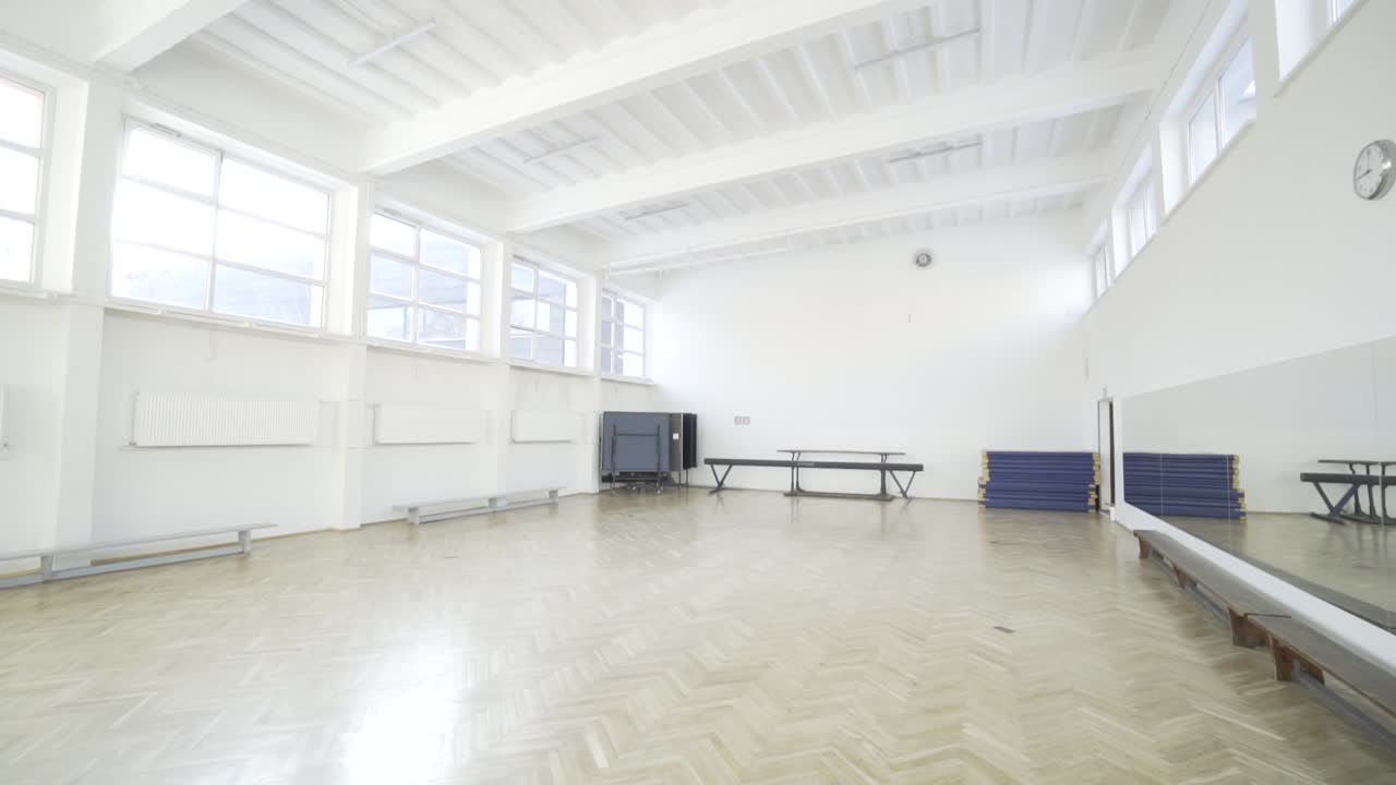 벽에 큰 거울이 있는 공립 고등학교의 작은 스포츠 홀