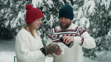 Kaukasisches-Paar-Trinkt-Im-Winter-Heißen-Tee.