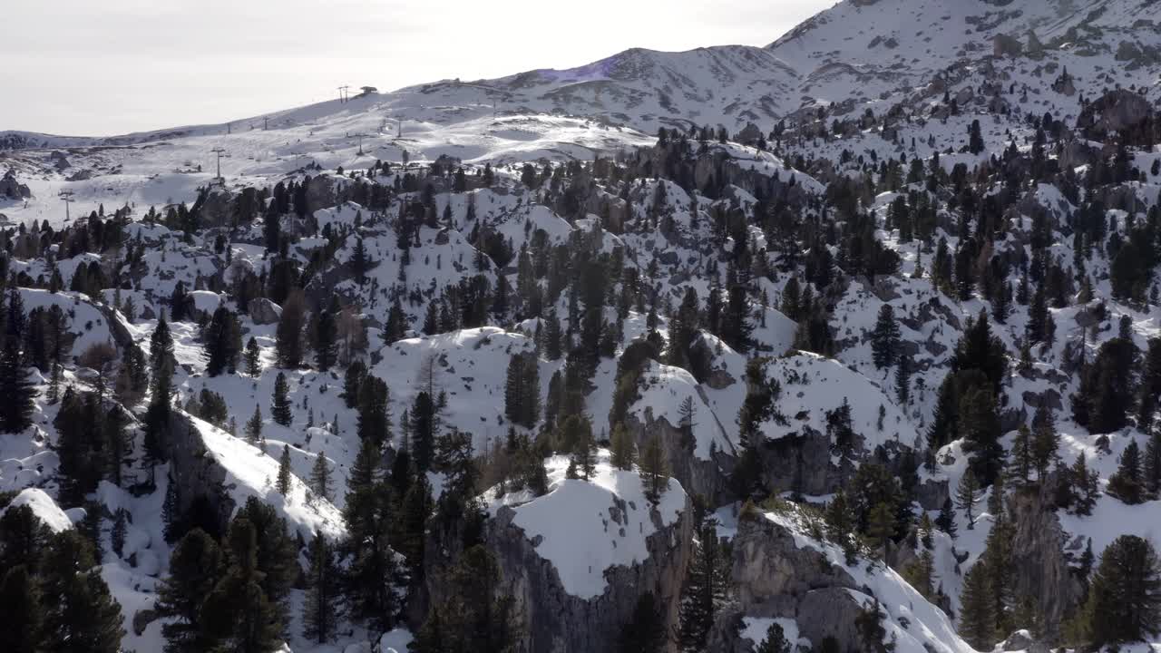 스키 리조트와 함께 눈 인 알파인 산악 풍경
