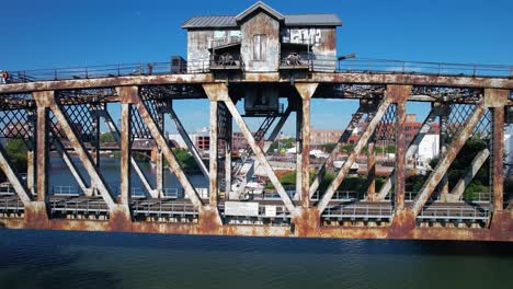 viejo puente de tren oxidado sobre el río chicago dron
