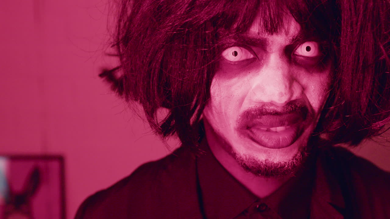 할로윈 파티에서 카메라에 이빨을 보여주는 남자