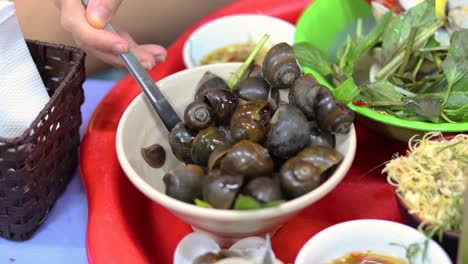 어고 반이는 데기를 는 사람.