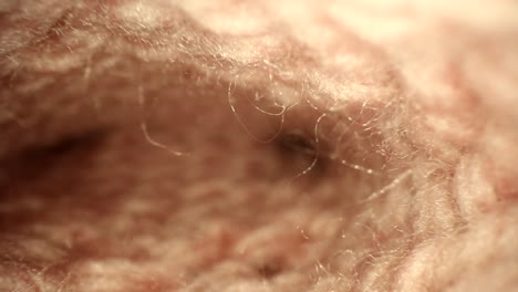 손으로 만든 분홍색 양말을 꺼내고 뒷벽에 강하게 집중하다가 갑자기 움직이기 시작하고 양말에서 부드럽게 흘러나옵니다.