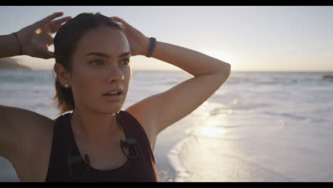 mujer, cara o cansado en la playa al atardecer en la ejecución