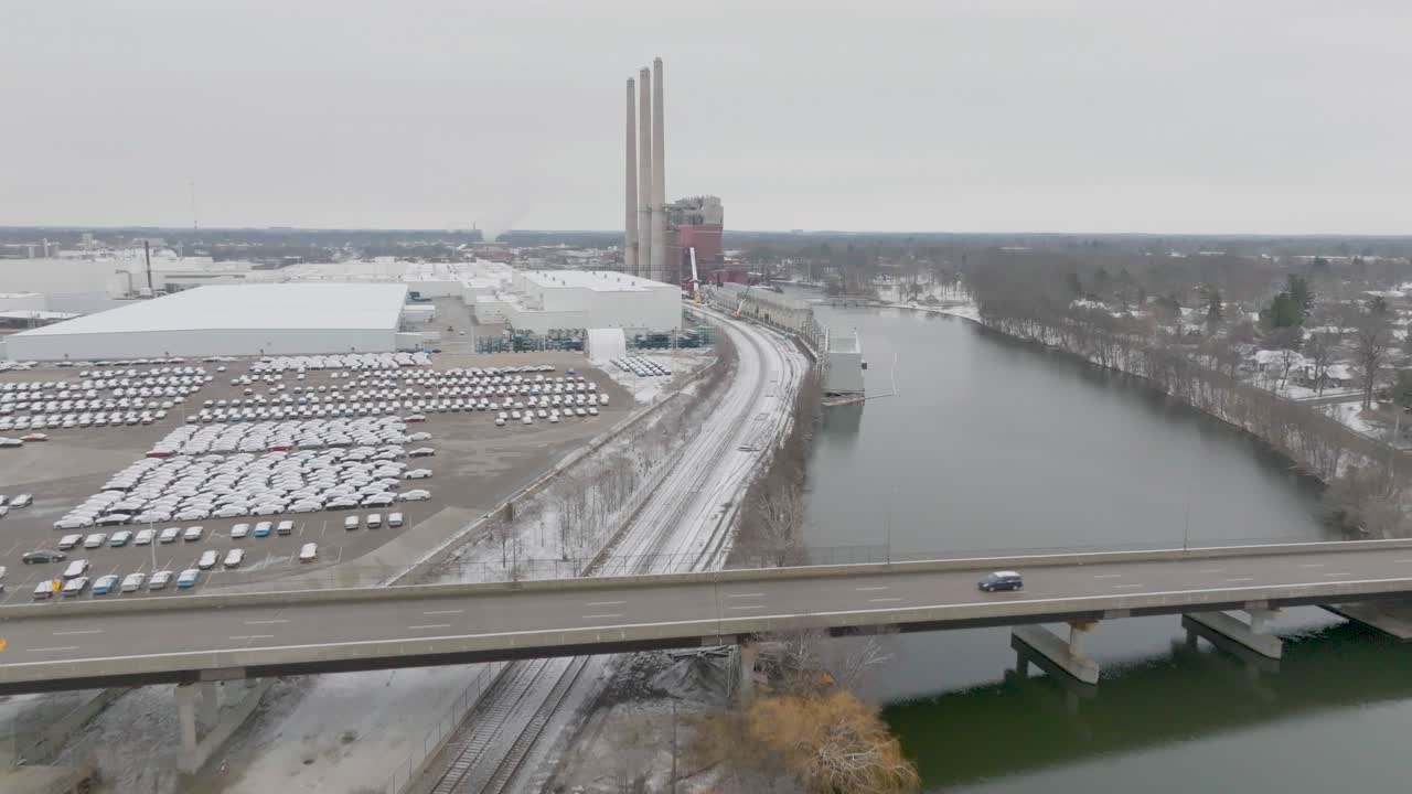 автомобили завода "дженерал моторс" прилетают с рекой и машинами