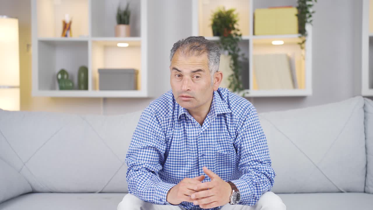 Uomo che saluta e applaude alla telecamera