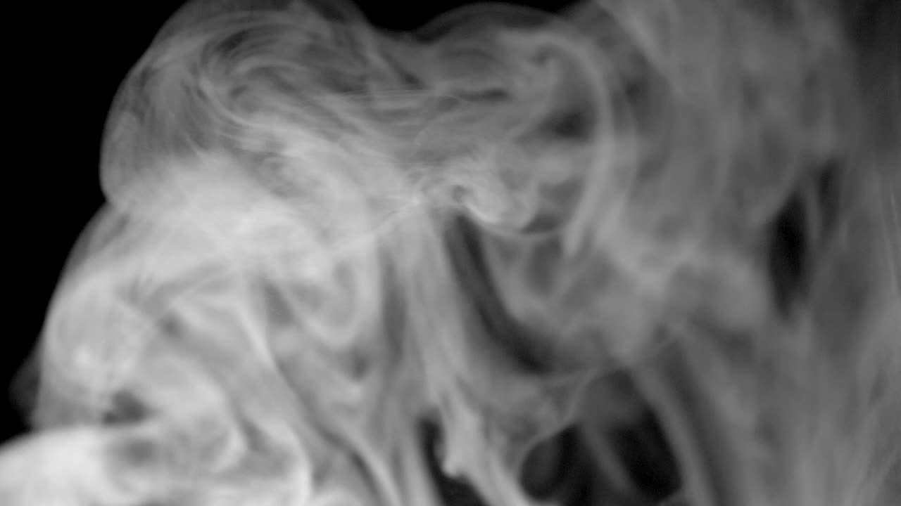 Nebbia o fumo isolato su sfondo nero - primo piano