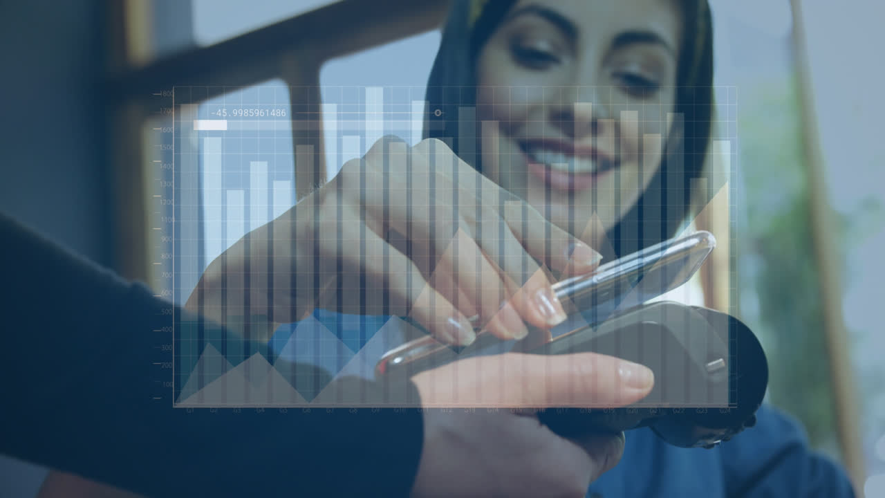 animación del procesamiento de datos sobre una mujer caucásica pagando con un teléfono inteligente