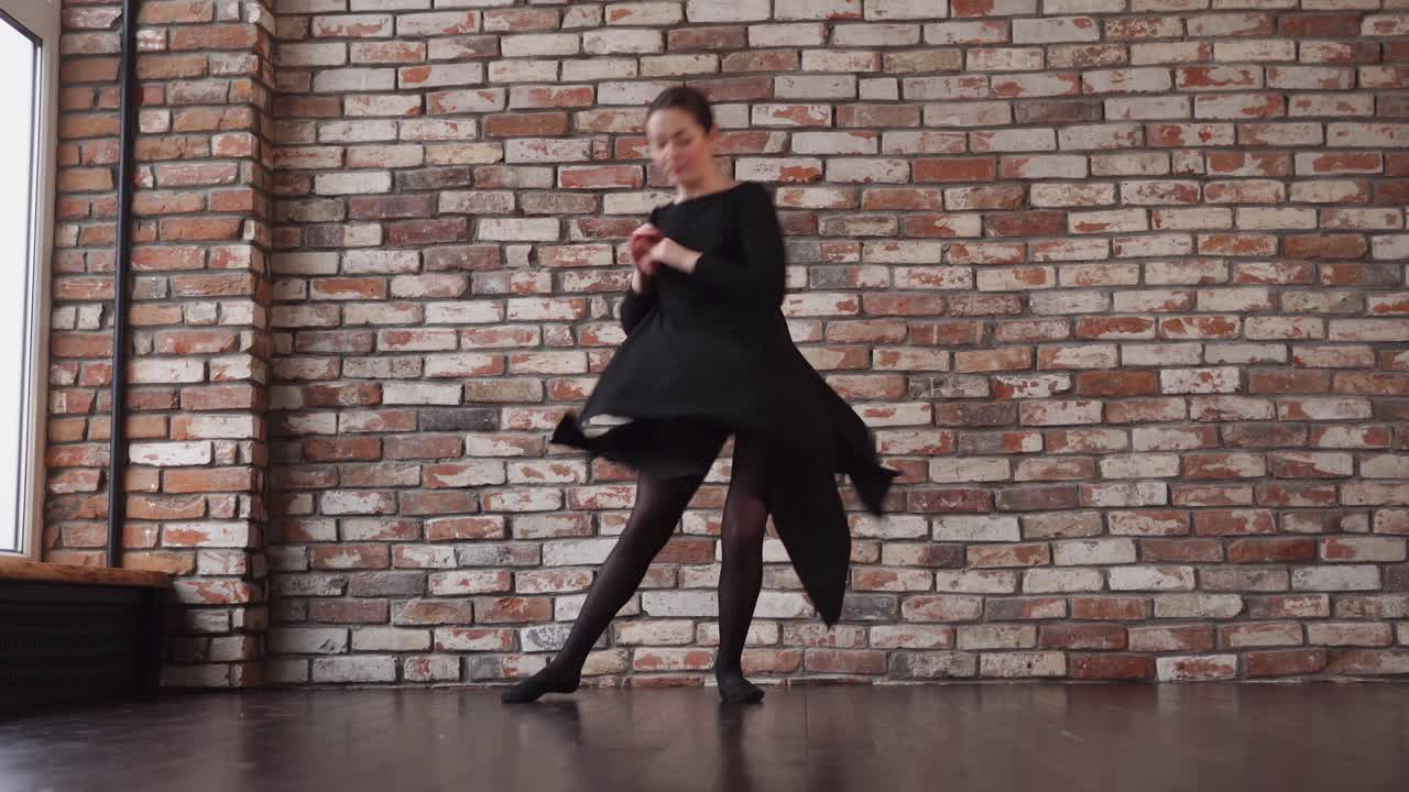 mujer bailando en un vestido negro